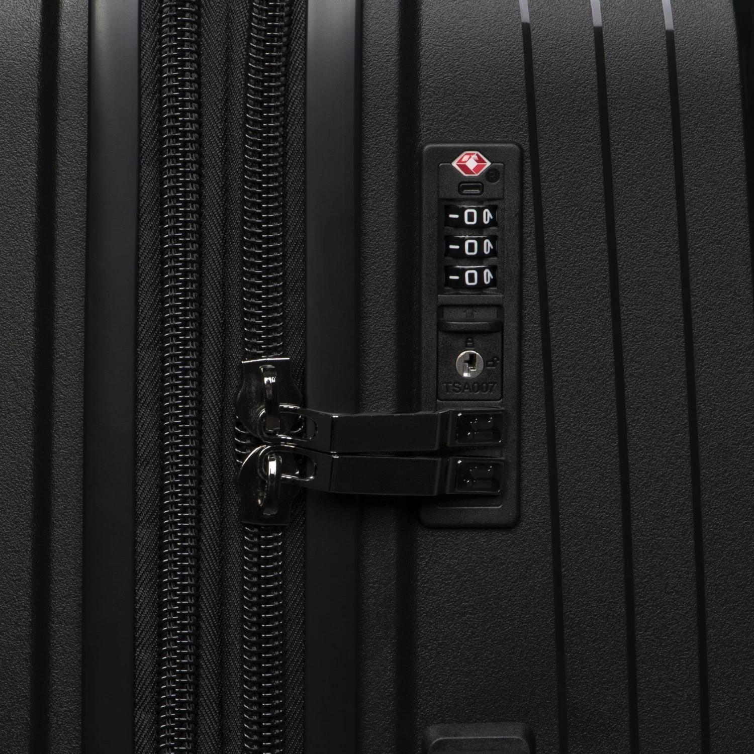 IT Luggage Spontaneous - Medium Plus (Black) 7 IT Luggage Spontaneous - Medium Plus (Black) - Image 7